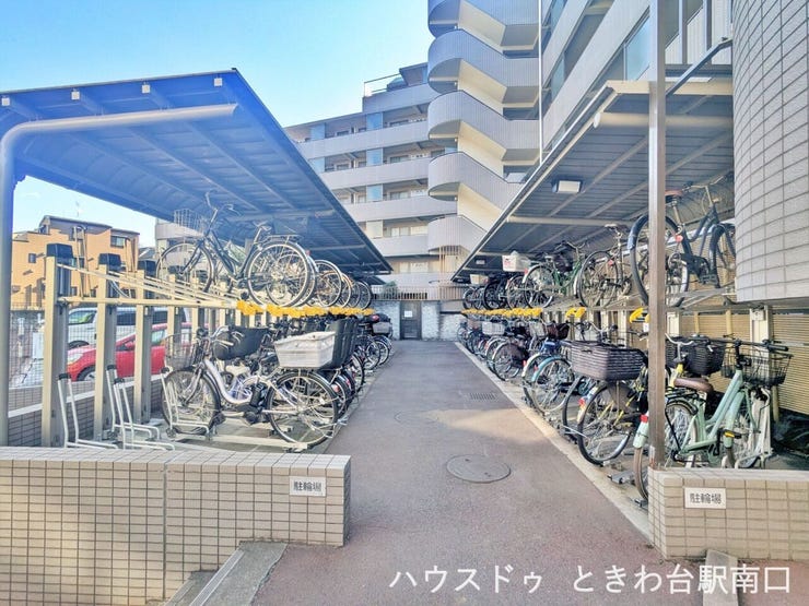 敷地内に2段式ラックを備えた駐輪場を確保。スペースを有効活用しつつ、台数も確保されており、居住者の自転車利用に配慮されています。