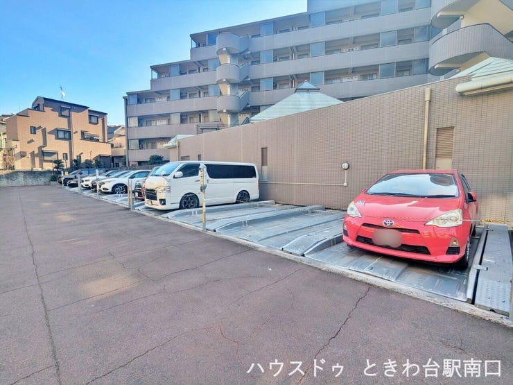 敷地内に機械式駐車場を完備。車の出し入れがしやすく、日常の移動やお買い物にも便利。ファミリー層にも検討しやすいポイントです。