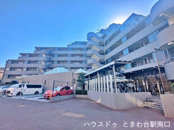 マンション裏手は、ゆとりある敷地計画で、住戸同士の距離感や共用施設の充実度も確認できます。