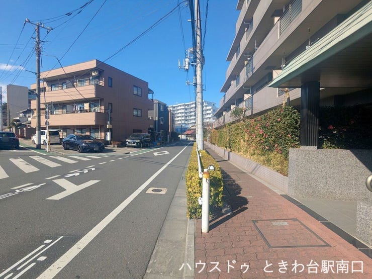 マンション前は歩道が整備された落ち着いた住宅街。交通量も比較的穏やかで、日々の出入りやお子さまの通行も安心しやすい立地環境です。