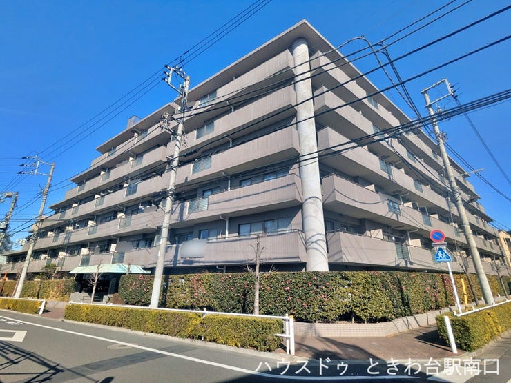 【外観】
落ち着いた色調の外観が印象的な「コスモ小竹向原」。周囲との調和も取れており、街並みに自然となじむ佇まいです。管理状況も確認でき、安心感のある共用部が特徴です。