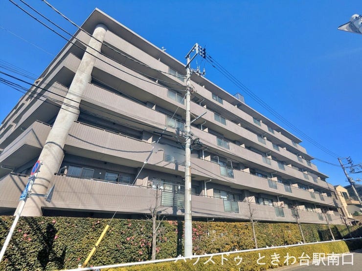 タイル貼りの外観が落ち着いた印象のマンション。角地に立地しており、建物の存在感と視認性の良さが特徴です。周囲の植栽も丁寧に整えられ、管理状態の良さが感じられます。