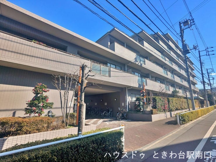 横に長く広がるフォルムが印象的な外観。各住戸のバルコニーが整然と並び、統一感のある佇まいです。道路との距離も確保され、開放感を感じられます。