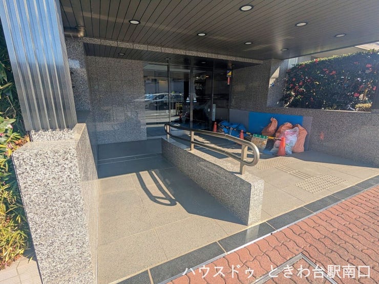 歩道に面したアプローチは幅にゆとりがあり、スロープが備え付けられているのでベビーカーや荷物の多い日も安心。植栽が視線を和らげ、住まいへの期待感を高めてくれます。