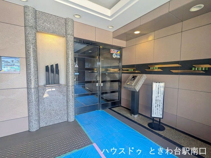 ガラス扉のオートロック仕様で、防犯面に配慮された共用部。外からの視認性もあり、安心感と開放感のバランスが取れています。