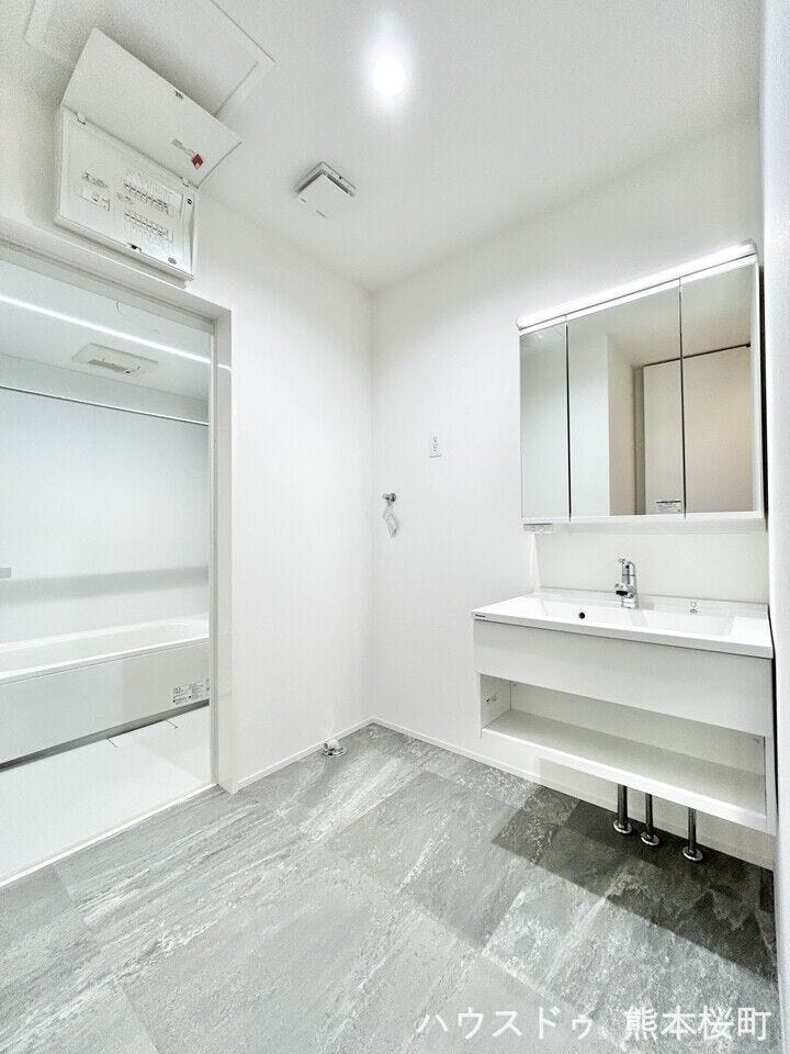 ■□■洗面所■□■
シンプルデザインで機能性たっぷりのお洒落な洗面台が心地よい空間を演出☆ミラーキャビネットには歯ブラシや化粧水などの小物をしまい生活感を隠すことができます☆