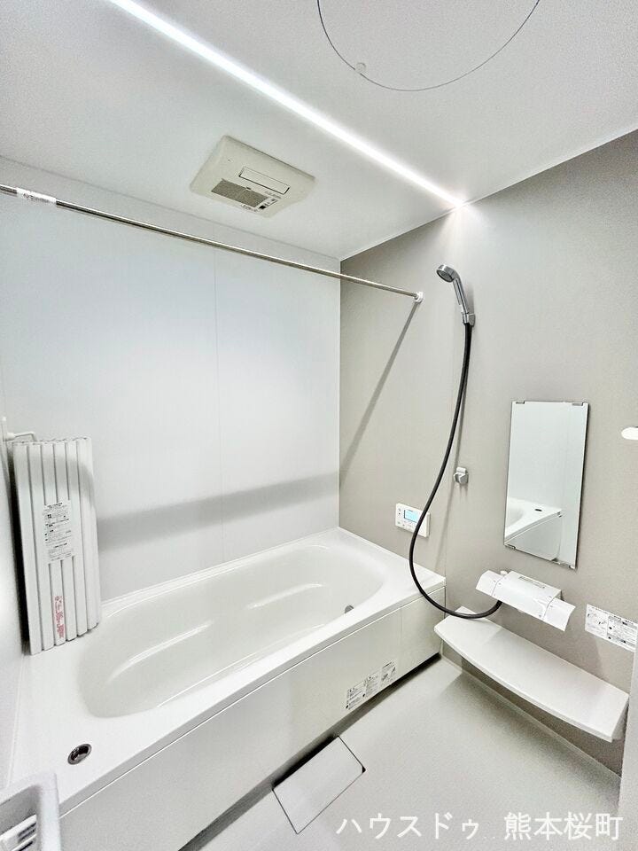 ■□■浴室■□■
Panasonic製のユニットバス☆浴室乾燥付きで雨の日や冬のお洗濯物も安心です!また追い焚き機能も付いているので浴室に行く手間が省けてお好きなタイミングで入浴できます♪