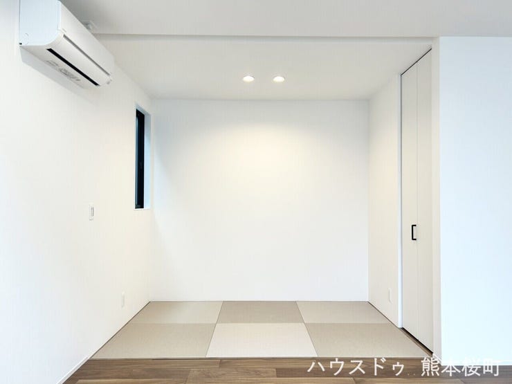 ■□■和室■□■
キッチンから畳コーナーを見渡すことができるので、お子様の遊ぶ様子を見守りながら家事ができてとても安心です◎来客時は客間としても使え利便性に優れてます♪