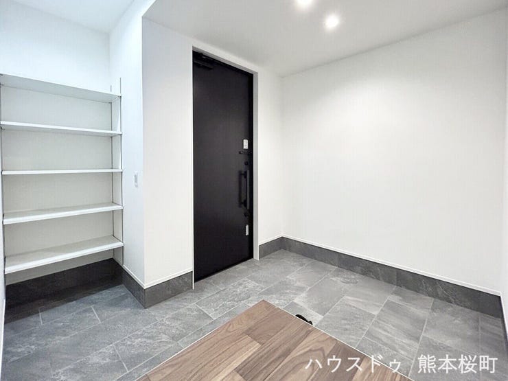■□■玄関■□■
スタイリッシュなデザインの玄関☆シューズボックスも収納豊富で、人感センサーライト付きなので電気のスイッチをさがす手間が省けます◎帰宅時両手が塞がっていてもOK!
