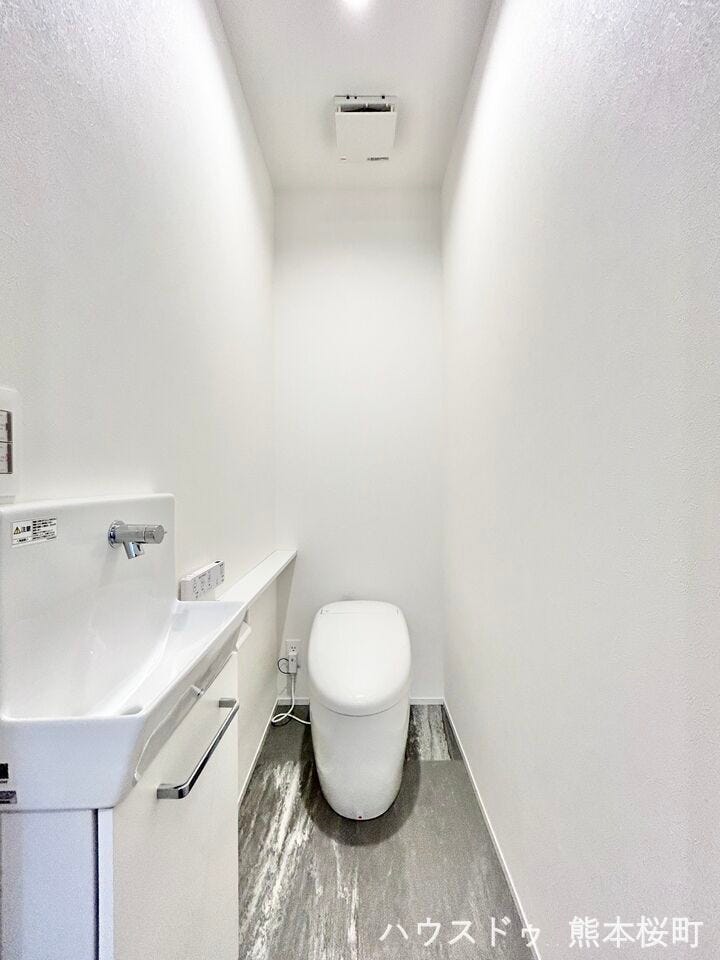 ■□■1階トイレ■□■
TOTOのタンクレストイレ☆スッキリとしたデザインでスペースを広く使うことができ、お掃除の手間も省けます◎タンクに水が溜まるのを待つ必要がないので連続して水を流せます♪