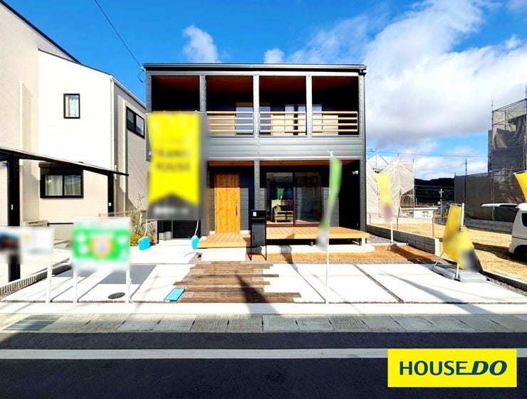 【外観】
直線的なフォルムと、落ち着いた黒系の外壁が都会的でスタイリッシュな外観です。