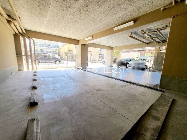 ★屋根付きの駐車場。雨の日の乗り降りや車が汚れないのが嬉しいですね♪