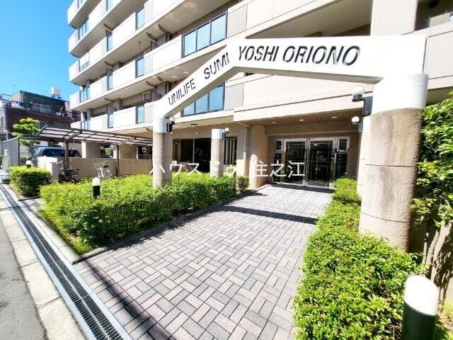 ★エントランスには庇(屋根)がございますので雨の日も安心♪