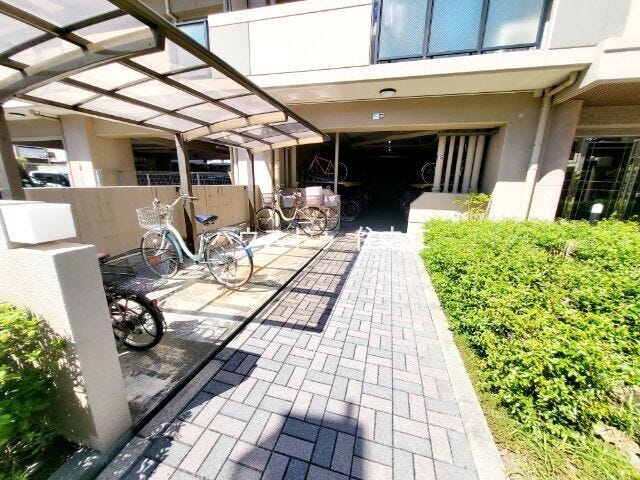 ★屋根付きの駐輪場ですので雨の日も安心。サドルが濡れる事も無いですね!