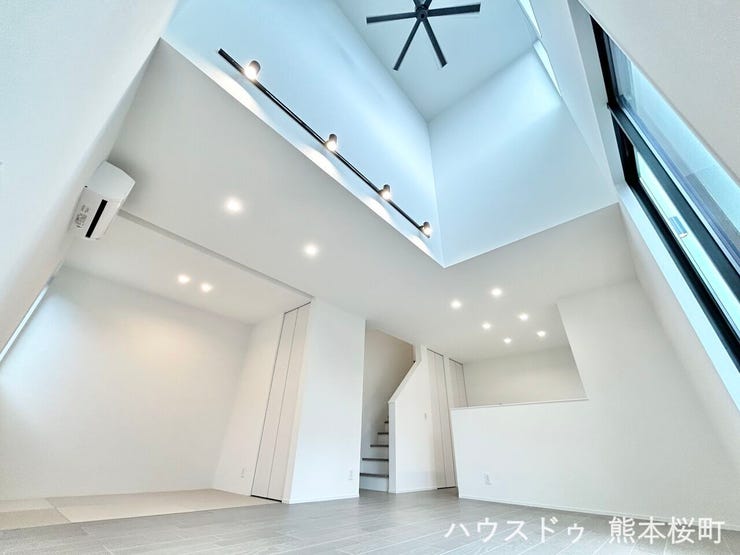 ■□■リビング■□■
大きな窓からの採光で明るく・温かな雰囲気のリビングルーム☆リビングに階段があるので家族とのコミュニケーションも増え、お家全体の雰囲気もあたたかくなりますね♪