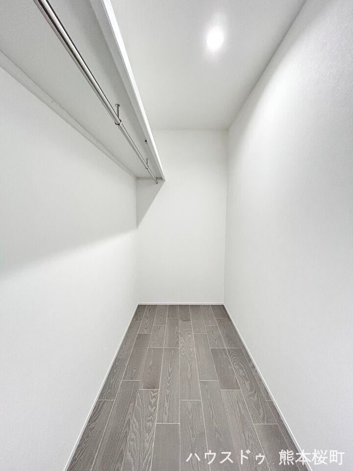 ■□■2階洋室①WIC■□■
衣類や寝具、季節性の家具・家電など様々なものが収納できる大容量のウォークインクローゼット!