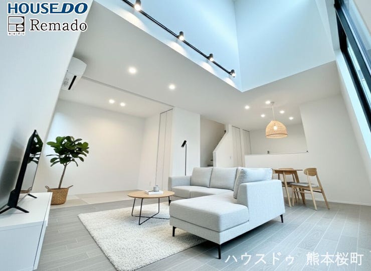 ■□■リビング■□■CGで家具を配置しています。
吹き抜け部分には大きな窓があるので十分な明るさと開放感を味わえます♪ハイドアと突板のフローリングで高級感あふれるリビングとなっております☆