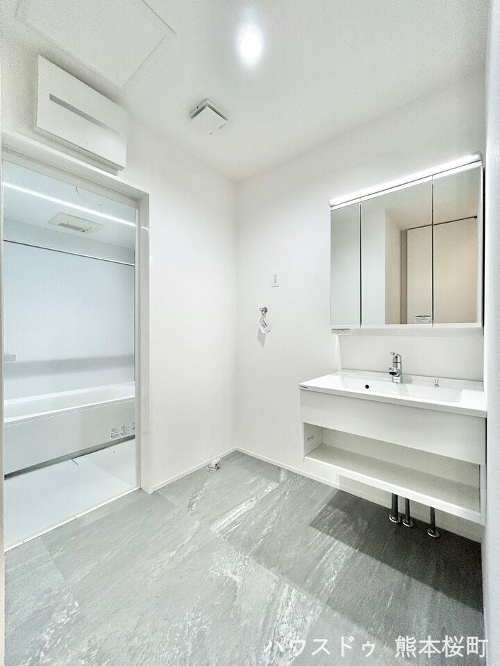 ■□■洗面所■□■
建売では珍しいデザインのオシャレな洗面所♪ホテルライクな空間でおでかけの準備もはかどりますね☆脱衣スペースもゆとりのある広さです♪