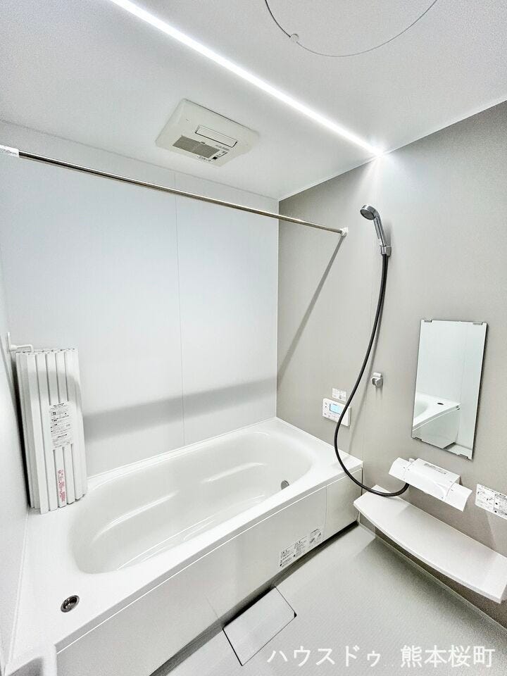 ■□■浴室■□■
浴室乾燥付きで雨の日や冬のお洗濯物も安心です!また追い焚き機能も付いているので浴室に行く手間が省けてお好きなタイミングで入浴できます♪