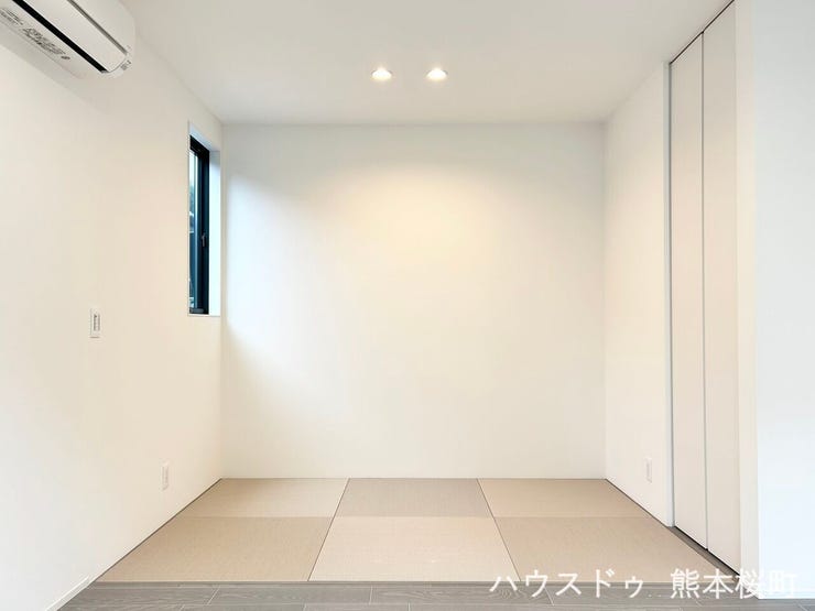 ■□■和室■□■
キッチンから畳コーナーを見渡すことができるので、お子様の遊ぶ様子を見守りながら家事ができてとても安心です◎来客時は客間としても使え利便性に優れてます♪