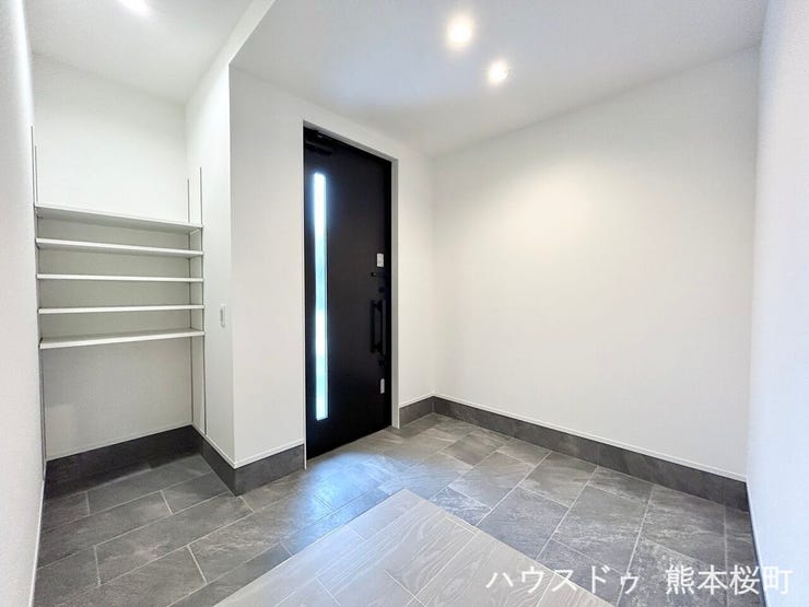 ■□■玄関■□■
スタイリッシュなデザインのドアに広々とした玄関です!人感センサーライト付きなので電気のスイッチをさがす手間が省けます◎収納スペースも豊富で玄関をキレイに保つことができます♪