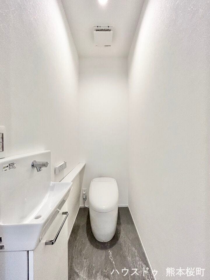 ■□■1階トイレ■□■
TOTOのタンクレストイレ☆スッキリとしたデザインでスペースを広く使うことができ、お掃除の手間も省けます◎タンクに水が溜まるのを待つ必要がないので連続して水を流せます♪