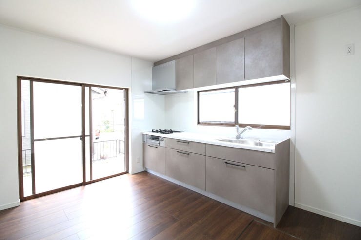 窓からたっぷりの陽ざしが差し込む明るいキッチンです◎換気もしっかりできるのが嬉しいポイントですね◎毎日の家事も落ち着いたキッチンではかどりそうです!