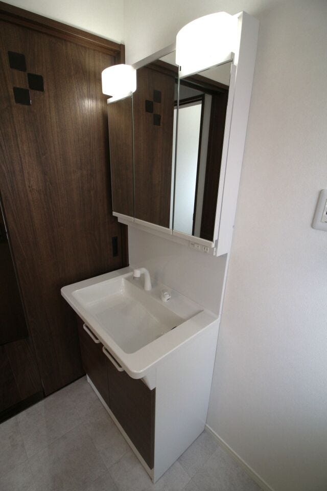 鏡の中が収納スペースになっているので、散らかりがちな洗面用具もスッキリと収納できます。