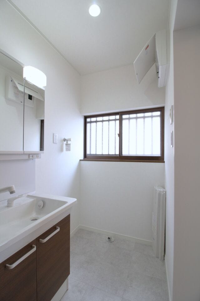 窓がついているので換気ができて、とてもうれしい洗面所となります◎明るく清潔感がありますね◎