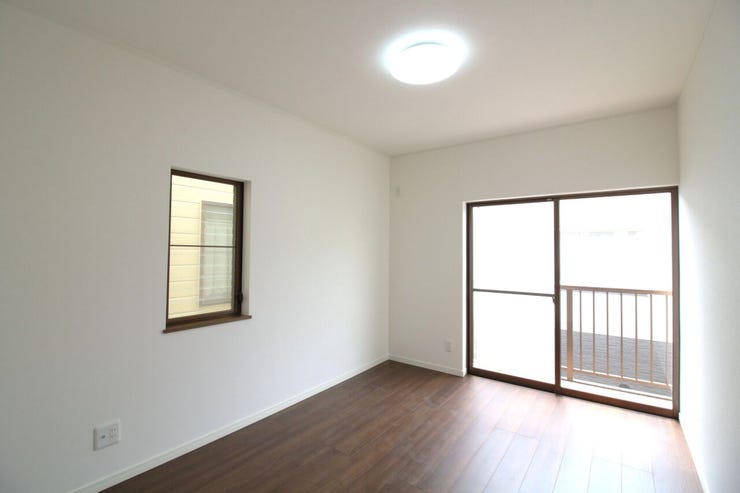 *6帖洋室①*
お掃除もとてもラクラク。様々な用途で使用できる陽当たり良好な約6帖の洋室です。