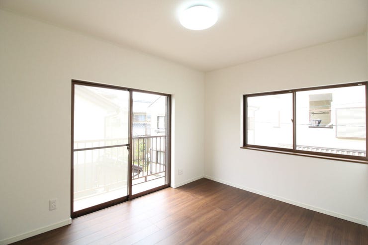 *6帖洋室②*
バルコニーに面した約6帖の洋室は、とても明るく過ごしやすい空間となります。