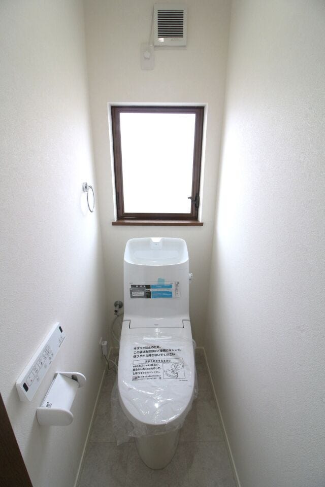 *1階トイレ*
清潔感のあるトイレ!温水洗浄便座付のため、快適にお使いいただけます♪