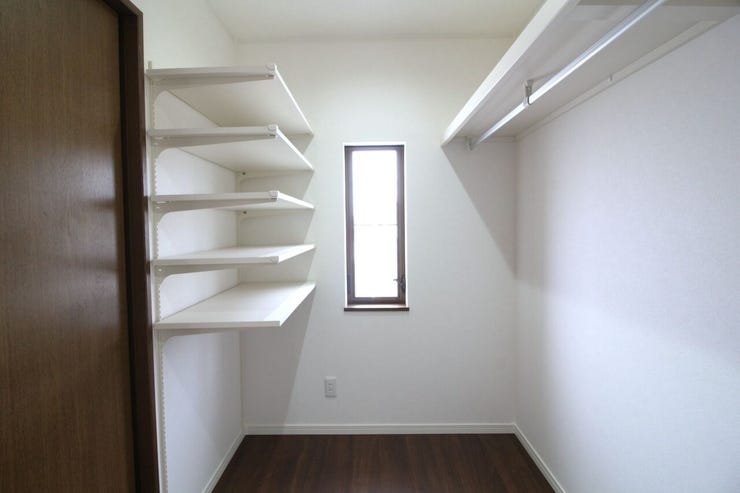 小窓がついていて換気もできる納戸ではたくさんのお洋服、小物などの収納もできますね◎