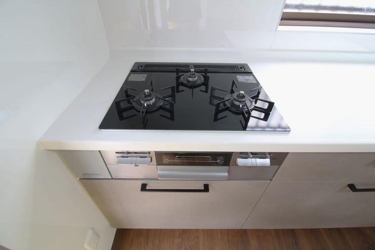 3口コンロが備わった広々としたキッチンは、複数の料理を同時に作れるので、忙しい日々もスムーズにこなせます。料理の楽しさも倍増します。