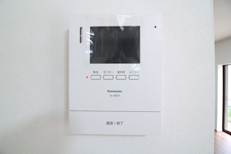 モニター付きインターホンで訪問者の姿を確認でき、不審者対策にも有効。安心感のある暮らしをサポートしてくれます。