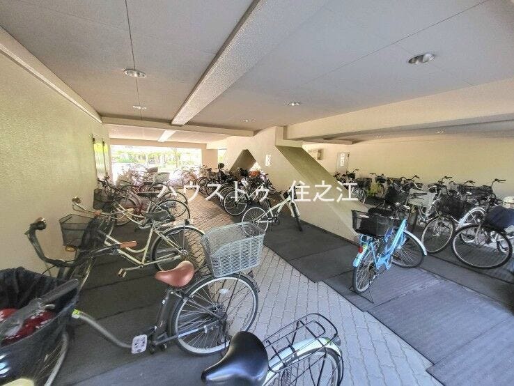 ★屋根付きの駐輪場ですので雨の日も安心。サドルが濡れる事も無いですね!