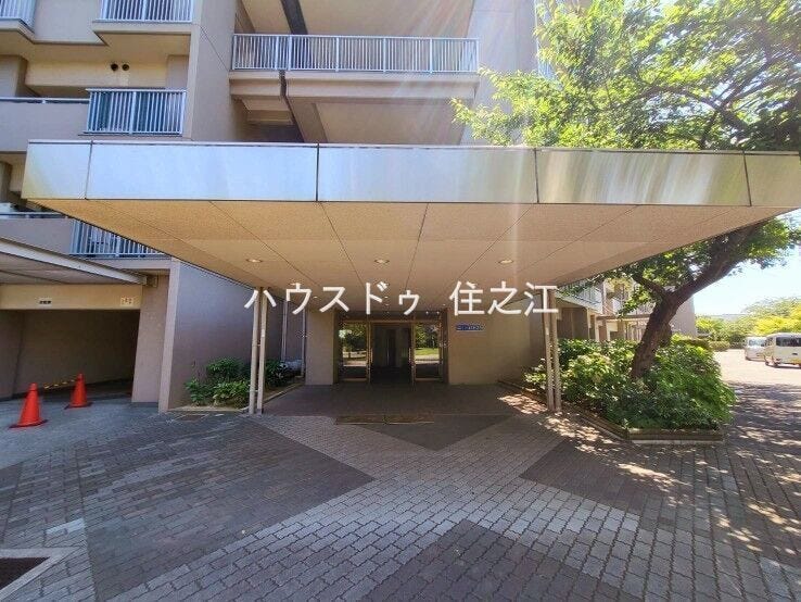 ★エントランスには庇(屋根)がございますので雨の日も安心♪