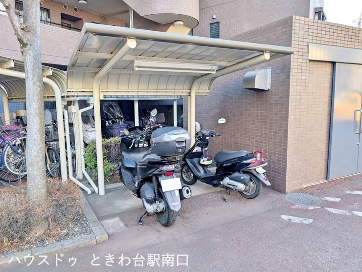 屋根付きのバイク置場を完備。雨や直射日光から愛車を守れるため、通勤・通学や休日のツーリングにも安心して利用できます。