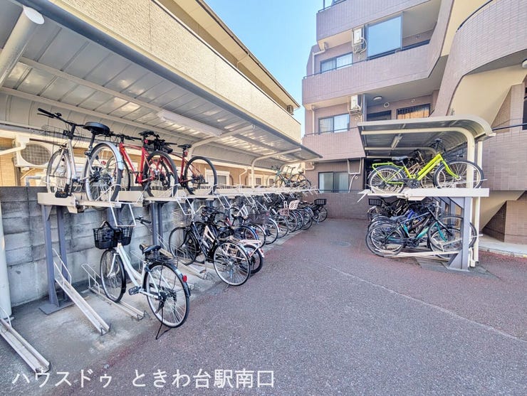 2段式ラックを採用した自転車置場。収容台数が多く、整理された配置で出し入れもしやすい共用設備です。