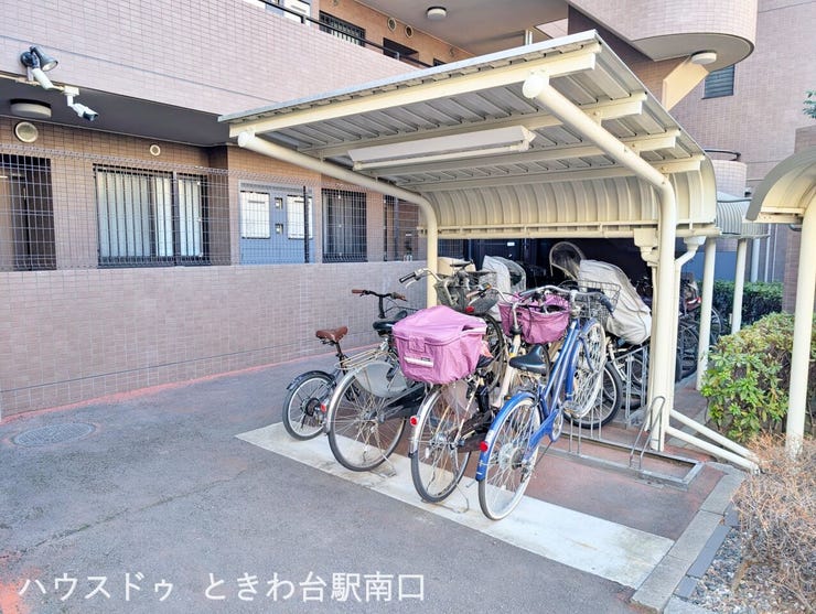 屋根付き自転車置場で、天候を気にせず駐輪可能。日常使いの自転車をしっかり保護できる点が魅力です。