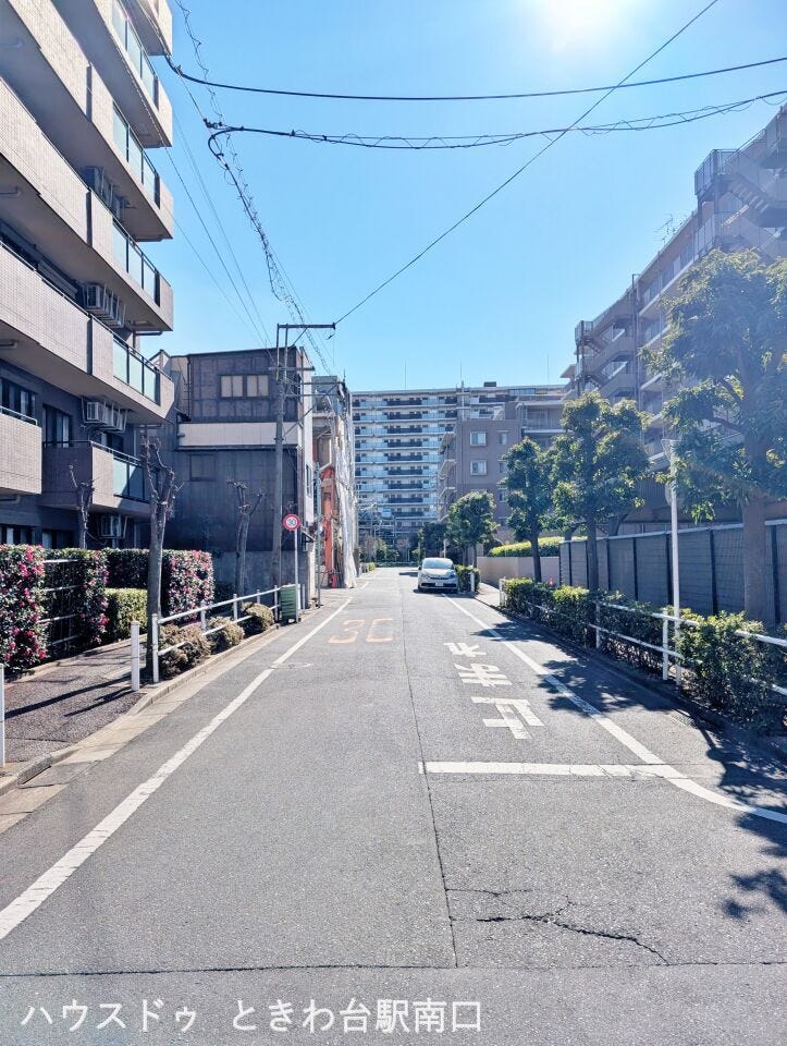 前面道路は見通しの良い住宅街の道路。交通量も比較的落ち着いており、静かで安心感のある住環境が広がります。