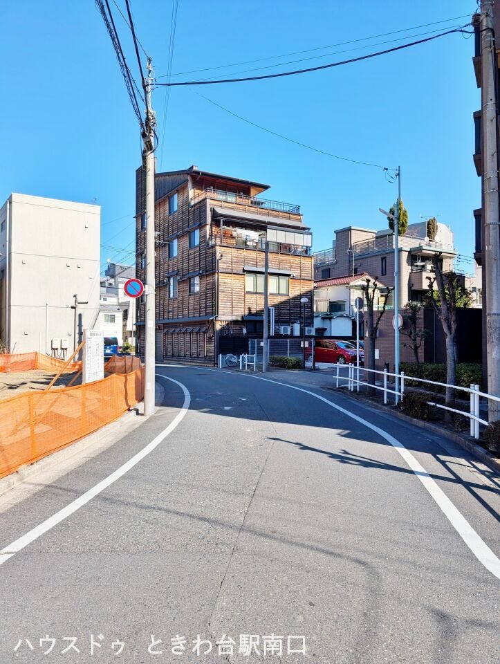 緩やかにカーブした街並みが印象的な周辺道路。周囲はマンションや住宅が立ち並び、落ち着いた雰囲気です。