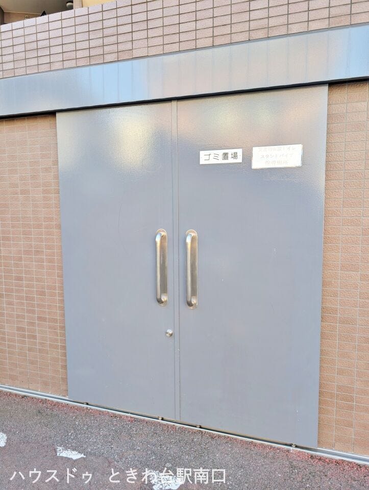 敷地内に設けられたゴミ置場は建物と一体型。外観を損なわず、居住者の生活動線にも配慮された設計です。