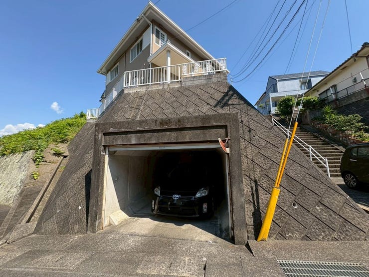 シャッター付なので台風の時も車が汚れません。
