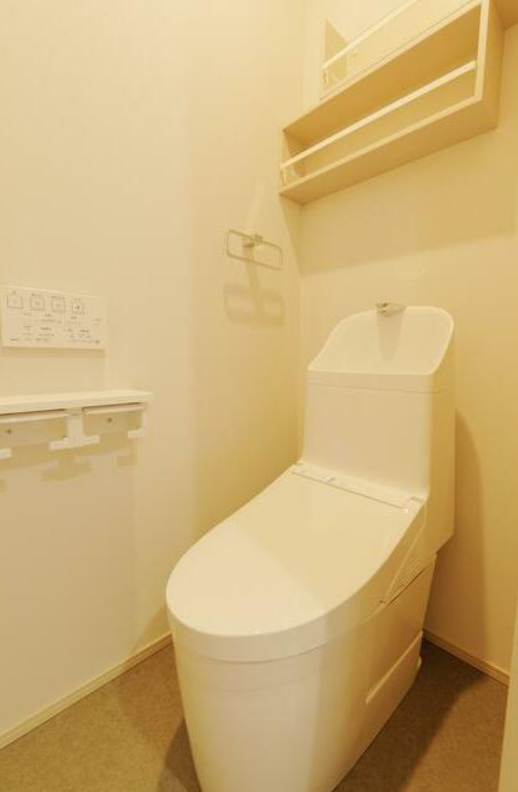 新築ならではの清潔で快適なトイレ空間。