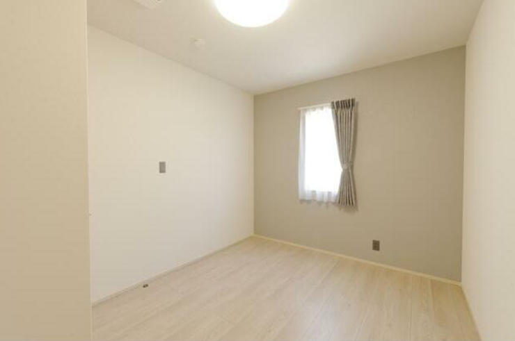 子供部屋にもぴったりの明るい空間。