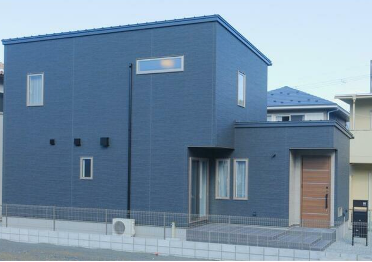 深みのあるダークカラーが際立つ、上質な住まい。