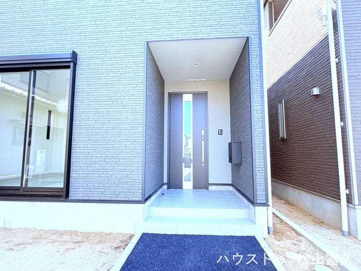 ブラックの外観に映えるスタイリッシュな玄関ドアが、住まいの顔として洗練された印象を与えます。