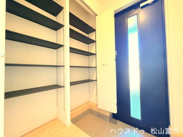 大容量のトールサイズを採用しており、家族全員の靴をスッキリと収納できます。玄関周りが片付くことで、急な来客時も慌てずにお迎えできる清潔感のある空間を維持。ブーツなどの背の高い靴も美しく収まります。