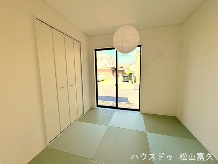 リビング横に和室が隣接しており、扉を開放すればさらに広大な空間として活用可能。小さなお子様の遊び場や、お昼寝スペースとしても目が届きやすく、柔軟に使い方を変えられるのが魅力です。
